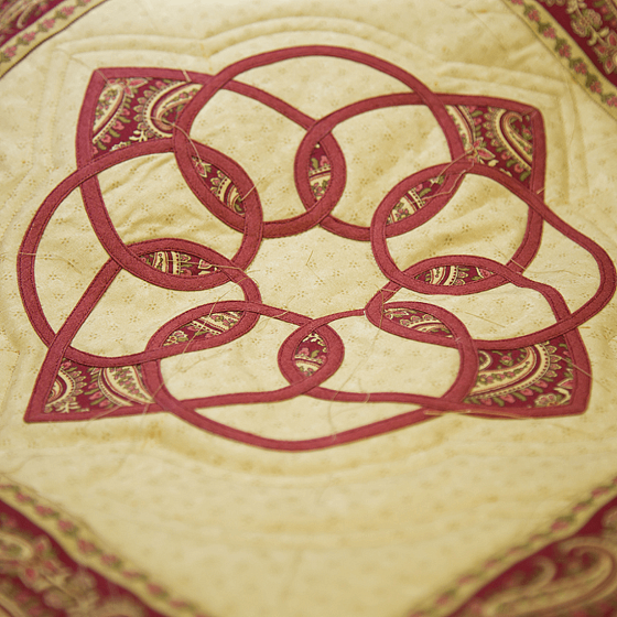 Лоскутная подушка с кельтским орнаментом